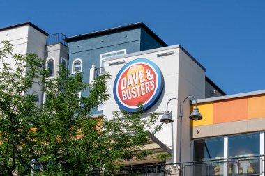 Dave ve Buster 'ın logosu Salt Lake City, Utah, ABD - 27 Haziran 2023. Dave and Buster 's bir zincir restorandır. Amerikan yemekleri ve atari oyunları için spor barı tarzı bir ortam sunar..