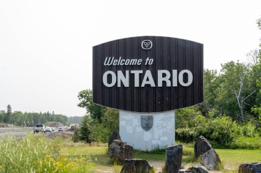 Ontario, Kanada 'daki Ontario tabelasına hoş geldiniz - 21 Temmuz 2023. Ontario, Kanada 'nın doğu kesiminde il..