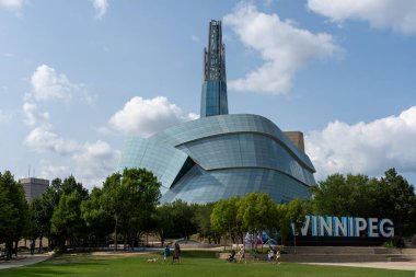Winnipeg, Manitoba 'da Kanada İnsan Hakları Müzesi' nin arka planında WINPEG İmza, 20 Temmuz 2023.