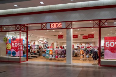 23 Haziran 2023 'te Murray, Utah, ABD' deki Fashion Place Alışveriş Merkezi 'nde çocuk mağazası..