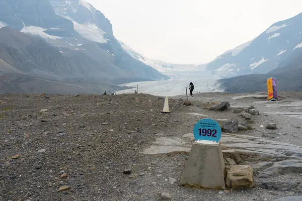 Athabasca Buzulu ile 1992 Marker, 12 Temmuz 2023 'te Jasper NP, Alberta, Kanada' da buzul çekilmesini gösteriyor. Athabasca Buzulu, Kuzey Amerika 'nın en çok ziyaret edilen ve ulaşılabilir buzullarından biridir..