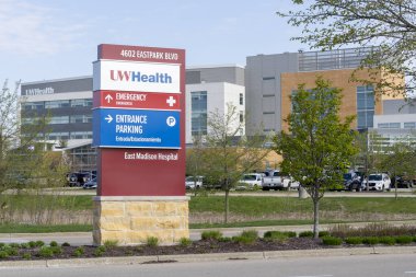 Madison, Wisconsin, ABD - 4 Mayıs 2023: UW Sağlık Doğu Madison Hastanesi Seattle, WA, ABD.