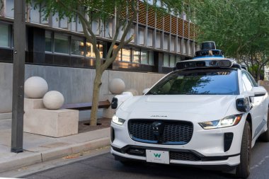Phoenix, Arizona, ABD - 25 Mayıs 2023: Bir Waymos kendi kendine çalışan Jaguar elektrikli arabası yolda. Phoenix, Arizona, ABD.