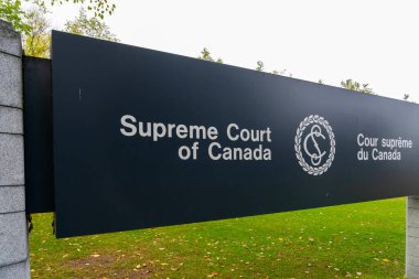 Ottawa, Ontario, Kanada - 15 Ekim 2023: Kanada Yüksek Mahkemesi tabelası Ottawa 'da görüldü. Kanada Anayasa Mahkemesi Kanada 'nın en yüksek mahkemesidir.. 