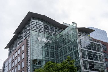 San Francisco, Kaliforniya, ABD 'deki Slack karargahı - 6 Haziran 2023. Slack, Slack Technologies tarafından tasarlanan ve Satış Gücü 'nün sahibi olduğu bir anlık mesajlaşma programıdır..