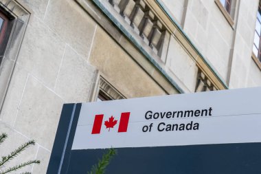 Kanada Hükümeti (Kanada Hükümeti) 15 Ekim 2023 Ottawa, Ontario, Kanada 'daki ofis binasının önünde imza attı.