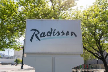 Salt Lake City, Utah, ABD - 15 Mayıs 2023: Radisson Oteli 'nin zemin levhası gösterildi. Radisson Otelleri uluslararası bir otel zinciri..