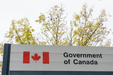 Ottawa, ON, Kanada - 16 Ekim 2023: Ağaç destekli Kanada Hükümeti tabelasını kapatın. Ottawa, ON, Canada.