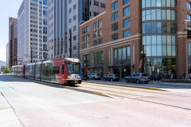 Salt Lake City, Utah, ABD - 15 Mayıs 2023: Salt Lake City, Utah, ABD şehir merkezinde bir UTA TRAX hafif tren. TRAX, Utah 'taki Salt Lake Vadisi' nde bulunan bir hafif demiryolu sistemidir.