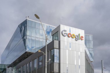 Google Waterloo ofis binaları 28 Ekim 2023 tarihinde Kitchener, Ontario, Kanada Breithaupt St binasında. Google bir Amerikan teknoloji şirketidir..