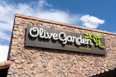 West Valley City, Utah, ABD - 15 Mayıs 2023: Olive Garden logosunun kapatılması
