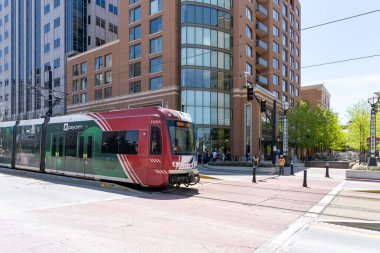 Salt Lake City, Utah, ABD - 15 Mayıs 2023: Salt Lake City, Utah, ABD şehir merkezinde bir UTA TRAX hafif tren. TRAX, Utah 'taki Salt Lake Vadisi' nde bulunan bir hafif demiryolu sistemidir.