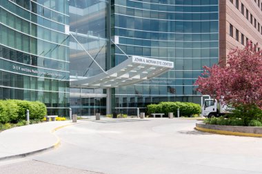 Salt Lake City, Utah, ABD - 12 Mayıs 2023: Salt Lake City, Utah 'taki Utah Üniversitesi' nde John A. Moran Eye Center. John A. Moran Göz Merkezi bir göz bilimi klinik bakım ve araştırma tesisidir..