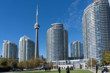 Toronto silueti Bremner Bulvarı ve Lower Simcoe Caddesi 'nde, Kanada' nın Ripley Akvaryumu yakınında 22 Ekim 2023 'te Toronto, Kanada' da doğuya bakıyor..