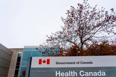 Ottawa, Ontario, Kanada - 15 Ekim 2023: Health Canada tabelası Ottawa, Ontario 'daki ofis binasının dışında görüldü. Health Canada, Kanada 'da bir şehirdir..
