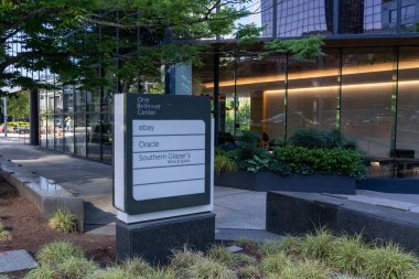 Bellevue, WA, ABD - 15 Haziran 2023: Gündüz vakti One Bellevue Center 'a yakın yer işareti 