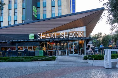Las Vegas, NV, ABD - 30 Mayıs 2023: Las Vegas, NV, ABD 'de bir Shake Shack restoranı. Shake Shack, Amerika 'da hızlı bir restoran zinciri..