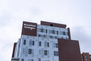 Gatineau, Quebec, Kanada - 15 Ekim 2023: Gatineau, Quebec, Kanada 'daki ofis binasında Brookfield ve Evolugen logosu işareti.