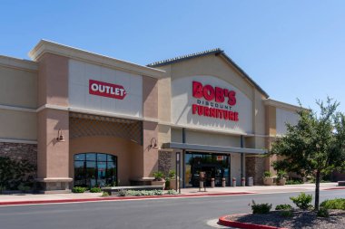 26 Mayıs 2023 'te, Chandler, Arizona' daki Crossroads Towne Center 'daki Bob' s Discount Mobilya ve Yatak Mağazası. Bob 's Discount Mobilya bir Amerikan mobilya mağaza zinciri..