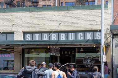 Pike Place Starbucks mağazası Seattle, Washington, ABD - 15 Haziran 2023. Orijinal Starbucks olarak da bilinen Pike Place Starbucks ilk Starbucks mağazasıdır..