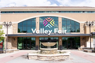 Valley Fair Mall in Salt Lake City, Utah, ABD - 15 Mayıs 2023: Valley Fair Mall bölgesel bir alışveriş merkezidir..