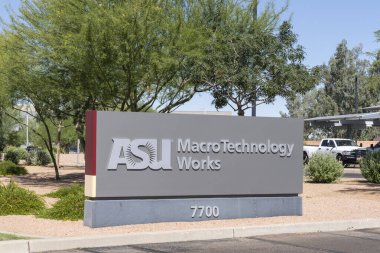 Tempe, Arizona, ABD - 26 Mayıs 2023: Arizona Eyalet Üniversitesi, Macro Teknoloji İşletmeleri tesisinin önündeki tabela, S River Pkwy, Arizona, ABD. 