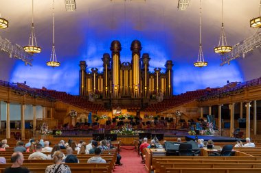 Salt Lake City, Utah, ABD - 15 Mayıs 2023: Salt Lake City, Utah 'taki Temple Square' de Mormon Tabernacle 'ın iç manzarası, dünyaca ünlü Mormon Tabernacle Korosu' nun evi.