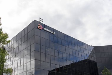 Kanata, Ontario, Kanada - 9 Ağustos 2020: Kanata, Ottawa, Kanada 'daki binaya Amdocs imzası attı. Amdocs, İsrail 'de kurulmuş çok uluslu bir şirket..