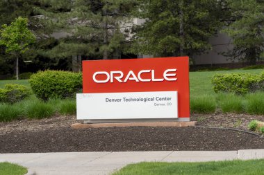 Denver, Colorado, ABD - 18 Mayıs 2023: Denver, Colorado 'daki Oracle Denver Teknoloji Merkezi Ofisi' nin önündeki tabela. Oracle Corporation, ABD 'li çok uluslu bir bilgisayar teknolojisi şirketidir..