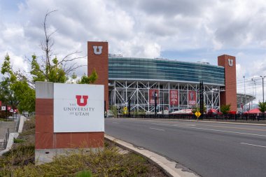 Salt Lake City, Utah, ABD - 12 Mayıs 2023: Utah Üniversitesi tabelasında Rice-Eccles Stadyumu arka planda Salt Lake City, Utah, ABD. Utah Üniversitesi bir devlet araştırma üniversitesidir.