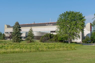 Kanada Hükümeti, 20 Temmuz 2023 'te Kanada' nın Manitoba eyaletinin Winnipeg kentindeki binanın logosunu imzaladı..