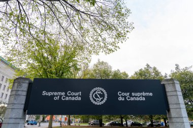 Ottawa, Ontario, Kanada - 15 Ekim 2023: Kanada Yüksek Mahkemesi tabelası Ottawa 'da görüldü. Kanada Anayasa Mahkemesi Kanada 'nın en yüksek mahkemesidir.. 