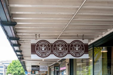 Pike Place Starbucks mağazası Seattle, Washington, ABD - 15 Haziran 2023. Orijinal Starbucks olarak da bilinen Pike Place Starbucks ilk Starbucks mağazasıdır..