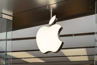 Salt Lake City, Utah, ABD - 15 Mayıs 2023: Apple mağaza logosu kapatılıyor. Salt Lake City, Utah, ABD. Apple Inc., Amerikan çok uluslu bir teknoloji şirketidir.