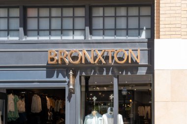 Salt Lake City, Utah, ABD - 11 Mayıs 2023: Bronxton giyim mağazası tabelasını kapatın. Salt Lake City, Utah, ABD. Bronxton orta sınıf çağdaş moda markası..