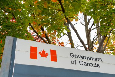 Ottawa, ON, Kanada - 16 Ekim 2023: Ağaç destekli Kanada Hükümeti tabelasını kapatın. Ottawa, ON, Canada.