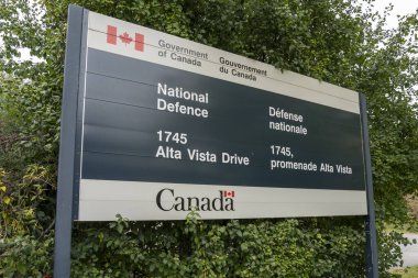 Ottawa, ON, Kanada - 16 Ekim 2023: Kanada Hükümeti Ulusal Savunma Ofisi önünde 16 Ekim 2023 tarihinde Ottawa, On, Kanada 'da Alta Vista Drive' da bir tabela.