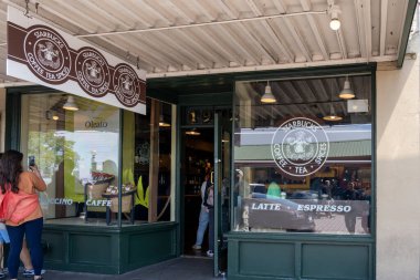 Pike Place Starbucks mağazası Seattle, Washington, ABD - 15 Haziran 2023. Orijinal Starbucks olarak da bilinen Pike Place Starbucks ilk Starbucks mağazasıdır..