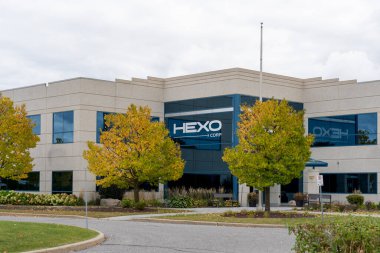 Kanata, Ottawa, Ontario, Kanada - 15 Ekim 2023: HEXO Corp merkezi Kanata, Ottawa, Ontario, Kanada. HEXO Corp bir tüketici ambalajlı mal esrar şirketidir..