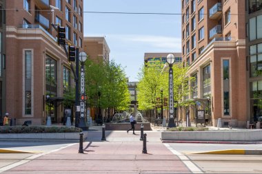 Salt Lake City, Utah, ABD - 15 Mayıs 2023: ABD 'nin Utah eyaletindeki Salt Lake City' de City Creek 'e girişlerden biri. Şehir Deresi Merkezi, alışveriş merkezi, ofis ve konut binaları olan bir yerleşim yeridir.