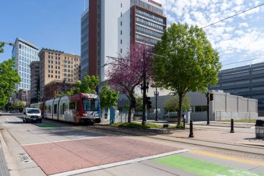 Salt Lake City, Utah, ABD - 15 Mayıs 2023: Salt Lake City, Utah, ABD şehir merkezinde bir UTA TRAX hafif tren. TRAX, Utah 'taki Salt Lake Vadisi' nde bulunan bir hafif demiryolu sistemidir..