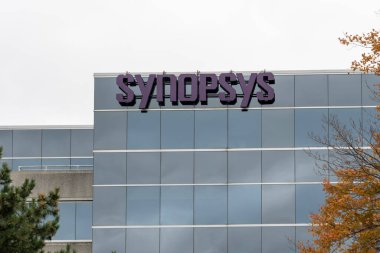 Ottawa, Ontario, Kanada 'daki ofis binasının logosu 16 Ekim 2023. Synopsys bir Amerikan elektronik tasarım otomasyonu (EDA) şirketidir..