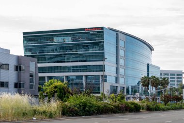 Santa Clara, CA, ABD - 10 Haziran 2023: Johnson ve Johnson ofis binası Santa Clara, CA, ABD. Johnson ve Johnson bir Amerikan ilaç ve tıbbi teknoloji şirketidir.