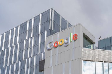 Google Waterloo ofis binaları 28 Ekim 2023 tarihinde Kitchener, Ontario, Kanada Breithaupt St binasında. Google bir Amerikan teknoloji şirketidir..