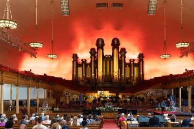 Salt Lake City, Utah, ABD - 15 Mayıs 2023: Salt Lake City, Utah 'taki Temple Square' de Mormon Tabernacle 'ın iç manzarası, dünyaca ünlü Mormon Tabernacle Korosu' nun evi.