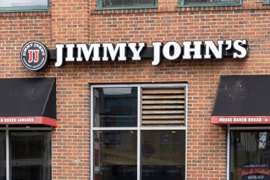 St. Paul, Minnesota, ABD - 5 Mayıs 2023: St. Paul, Minnesota, ABD 'deki binada Jimmy John' un logosu. Jimmy John 's bir Amerikan sandviç zinciri..