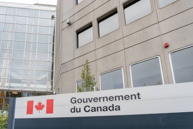 Ottawa, On, Kanada - 15 Ekim 2023: Ottawa, On, Kanada 'da bir Kanada Hükümeti tabelası görüldü.