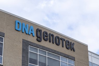 Stittsville, Ottawa, Ontario, Kanada - 15 Ekim 2023: Genotek logosunun Stittsville, Ottawa, Ontario, Kanada 'daki genel merkezinde kapatılması. DNA Genotek bir biyoteknoloji şirketidir..