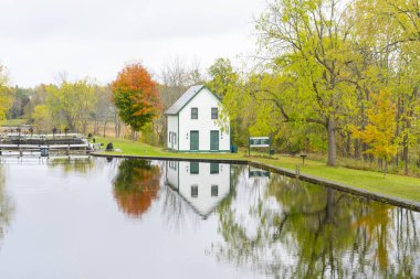 Ottawa, On, Kanada - 16 Ekim 2023: Rideau Waterway 'de sonbahar ağaçlı köy evi