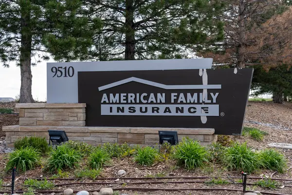 Englewood, CO, ABD - 18 Mayıs 2023: American Family Insurance tabelaları Birleşik Devletler 'deki Englewood, CO ofislerinin önünde..